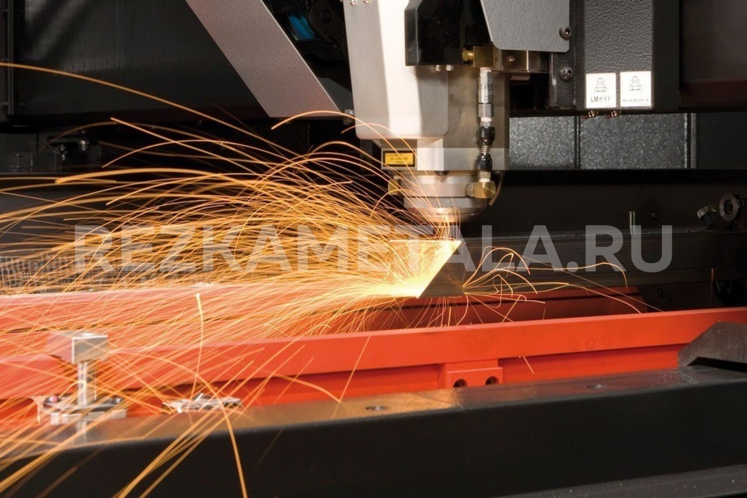 Cutting steel. Лазер резки трубы fg220. Лазерный раскрой металла. Лазерная резка металла станок. Лазерный станок по металлу.